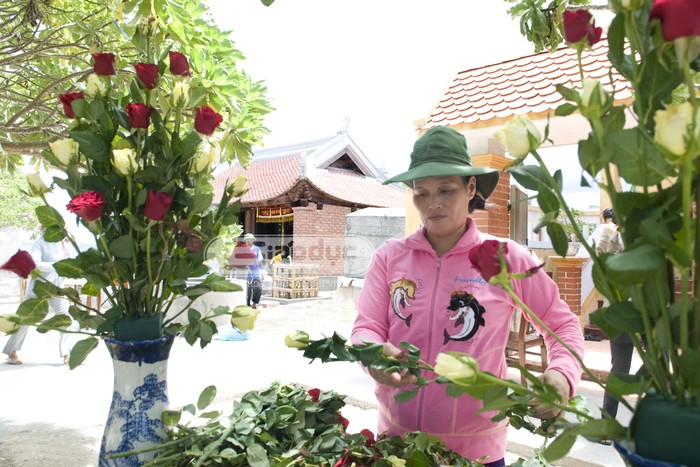 Cư dân Trường Sa không thiếu những bông hồng tươi tắn lễ Phật trong ngày rằm.